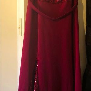 Very nice dress for prom or party. floor length. Maroon